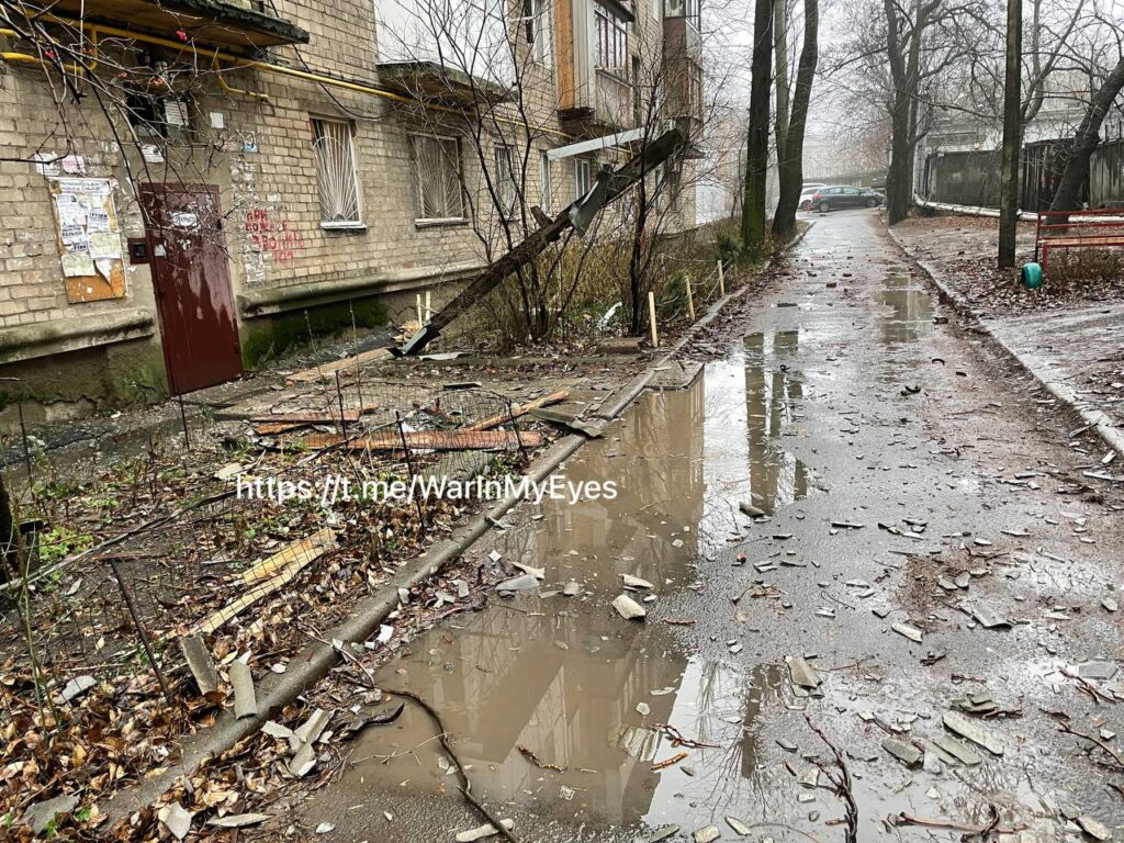 В Донецьку знову повідомляють про “прильоти”. Показали наслідки обстрілу