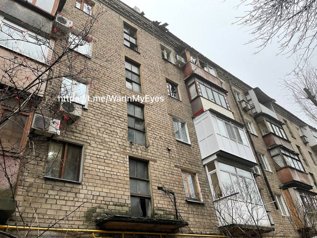 В Донецьку знову повідомляють про “прильоти”. Показали наслідки обстрілу