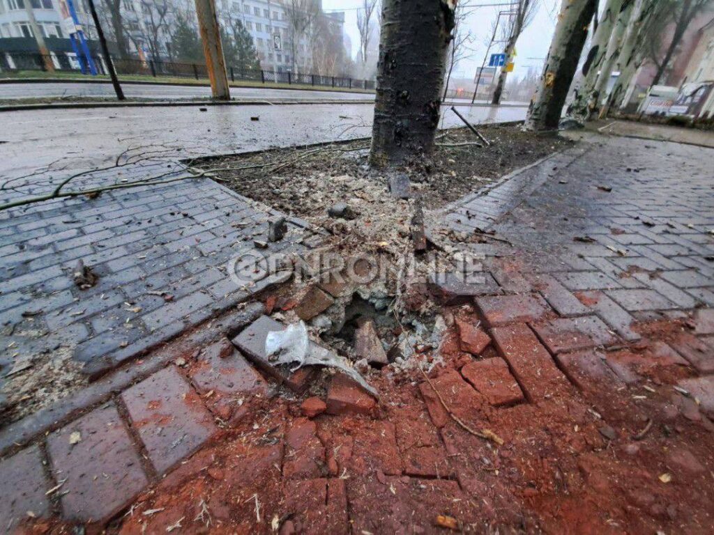 В Донецьку знову повідомляють про “прильоти”. Показали наслідки обстрілу