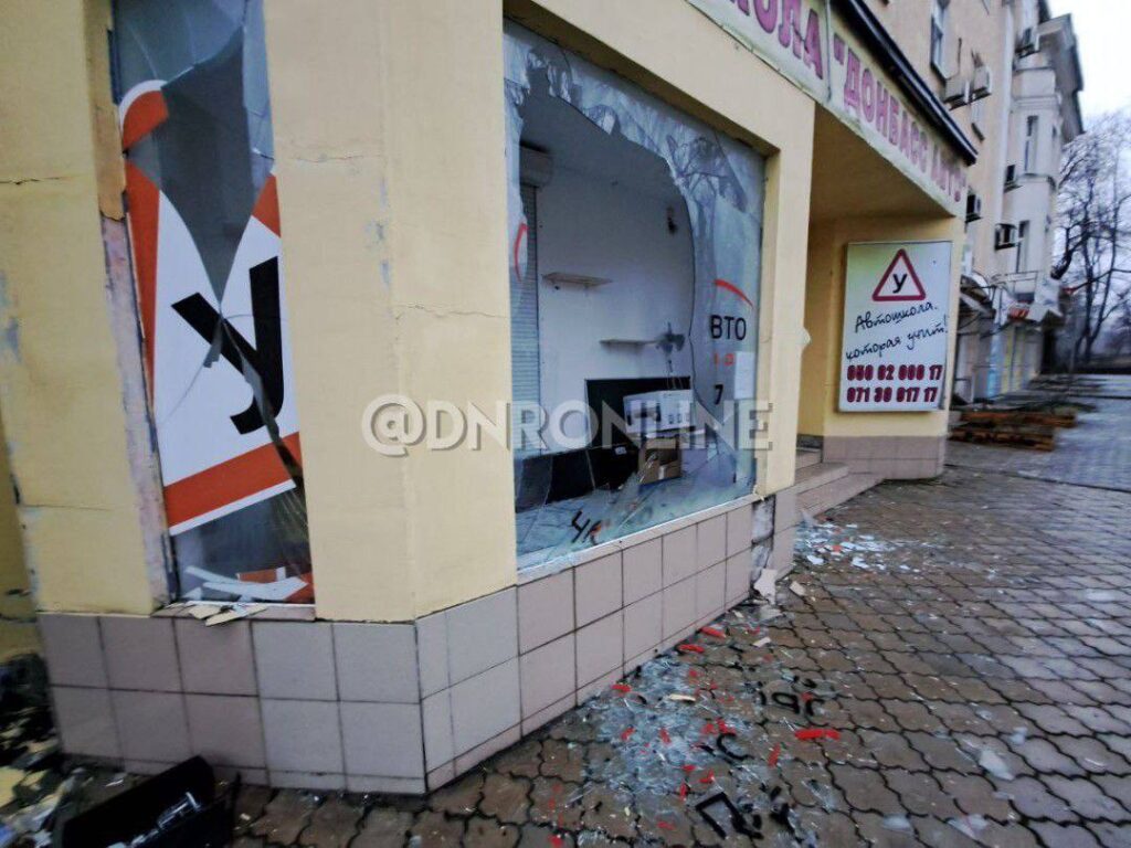 В Донецьку знову повідомляють про “прильоти”. Показали наслідки обстрілу