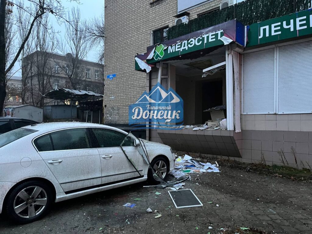 В Донецьку знову повідомляють про “прильоти”. Показали наслідки обстрілу