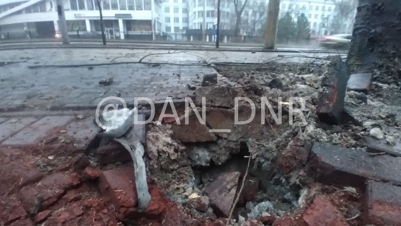 В Донецьку знову повідомляють про “прильоти”. Показали наслідки обстрілу