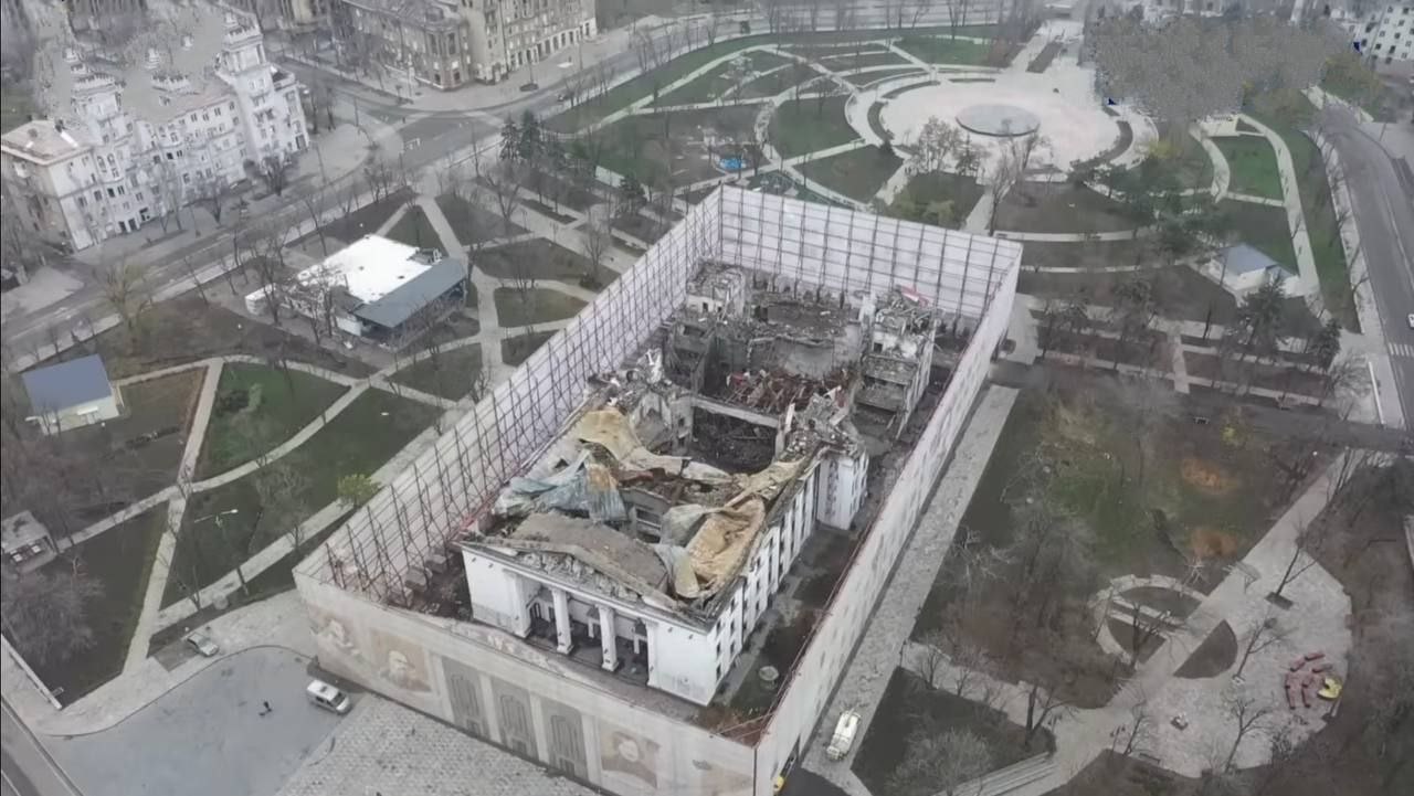 Окупанти приховують сліди своїх злочинів та зносять драмтеатр у Маріуполі