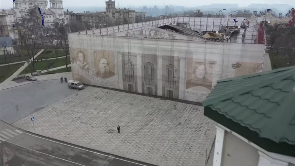 Окупанти приховують сліди своїх злочинів та зносять драмтеатр у Маріуполі