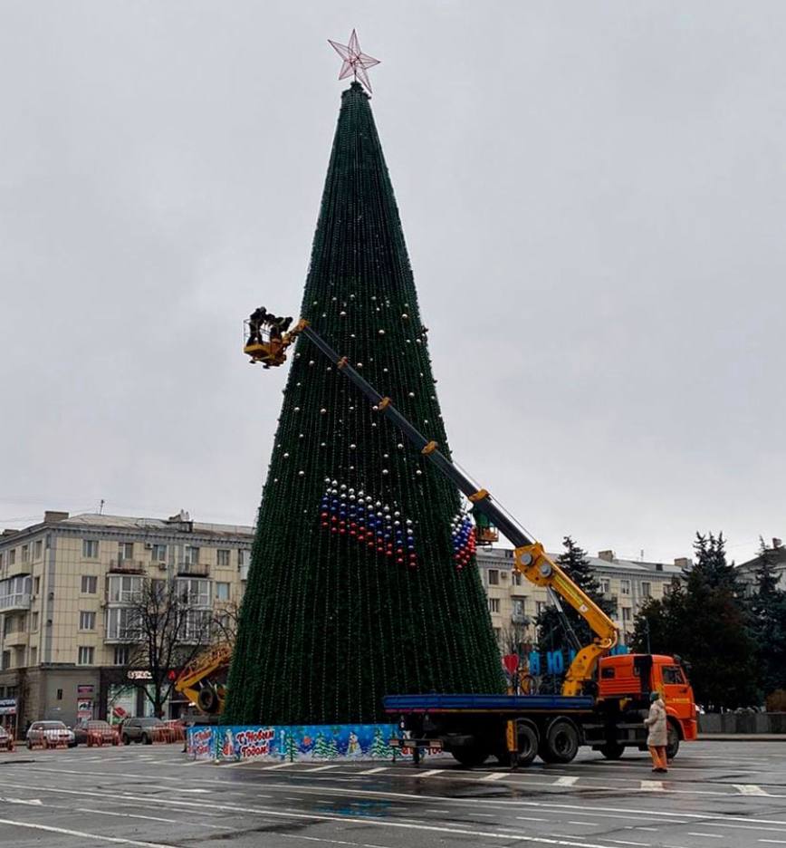 В Луганську одна ялинка буде в кольорах російського прапору, а іншу встановив російський банк