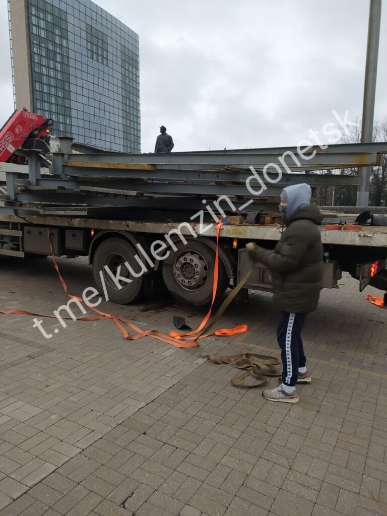 В центрі Донецька, який обстрілюють майже щодня, встановлюють новорічну ялинку