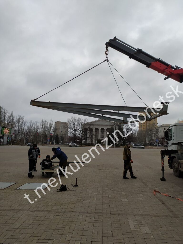 В центрі Донецька, який обстрілюють майже щодня, встановлюють новорічну ялинку