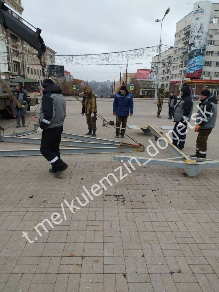В центрі Донецька, який обстрілюють майже щодня, встановлюють новорічну ялинку