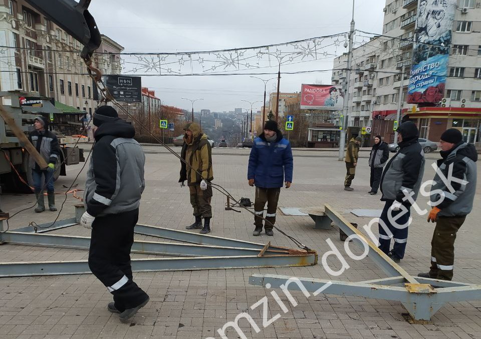 В центрі Донецька, який обстрілюють майже щодня, встановлюють новорічну ялинку