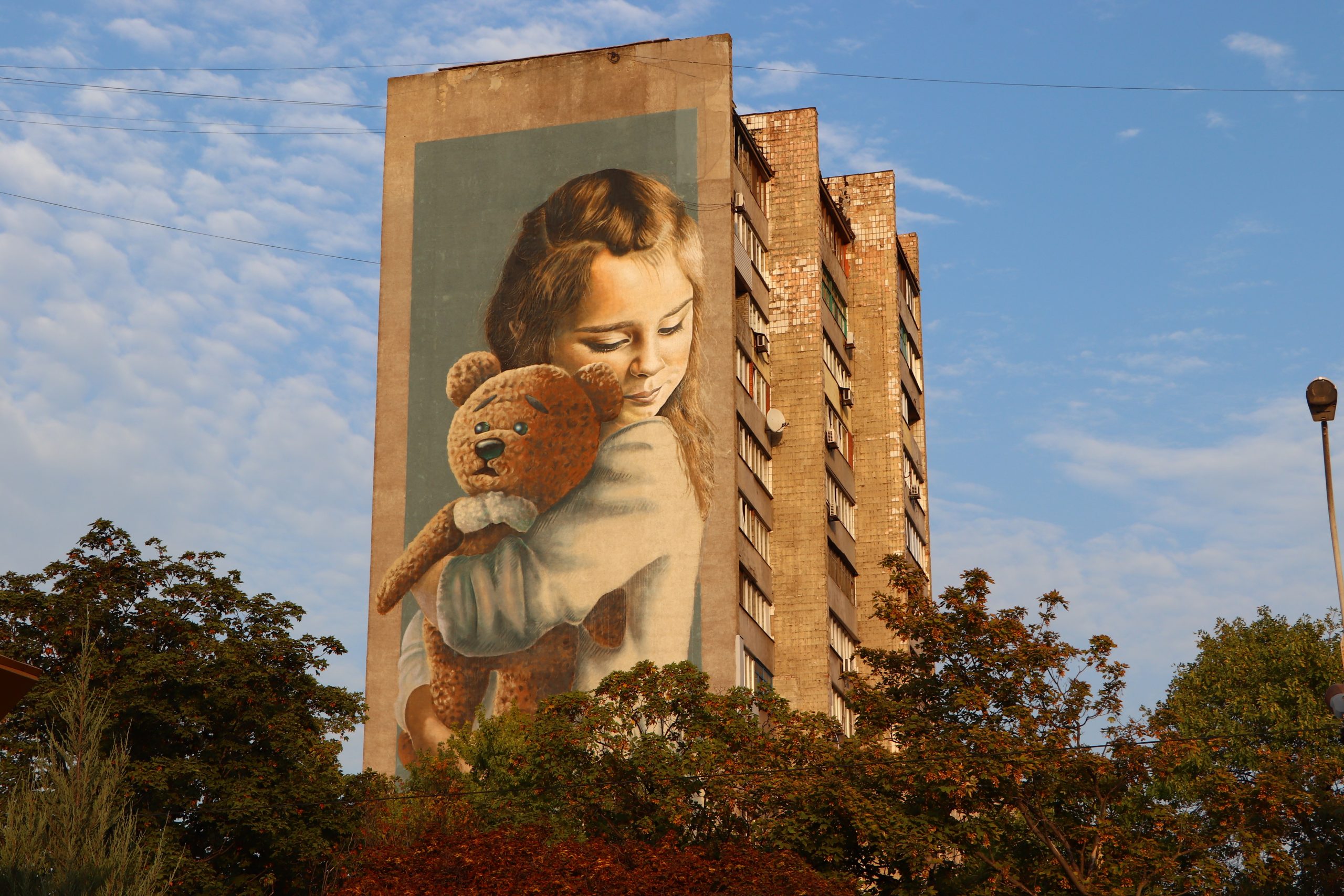 Окупанти не придумали нічого кращого, ніж намалювати на місці муралу &#8220;Мілана&#8221; триколор