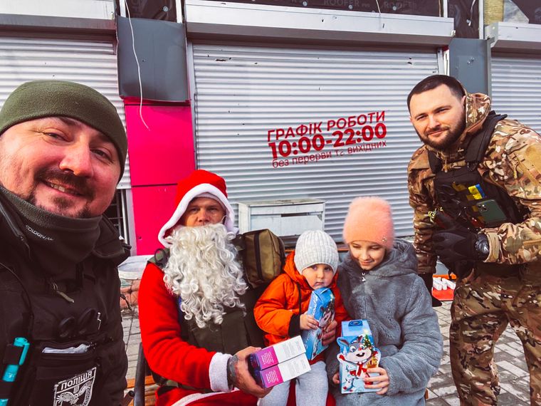На Луганщині під обстріл потрапили військові, які везли подарунки для дітей і гуманітарну допомогу