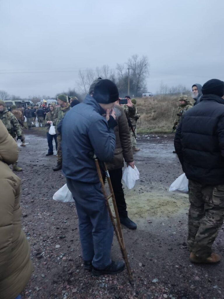 Напередодні Нового року Україна провела великий обмін полоненими. Серед тих, кого повернули, пес захисників Маріуполя