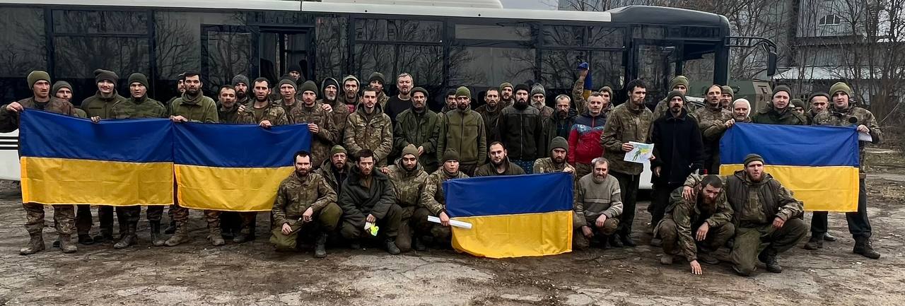 Напередодні Нового року Україна провела великий обмін полоненими. Серед тих, кого повернули, пес захисників Маріуполя