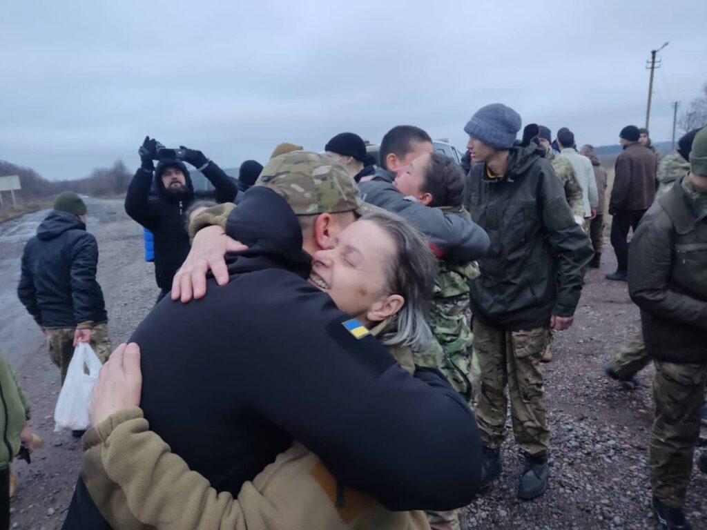 Напередодні Нового року Україна провела великий обмін полоненими. Серед тих, кого повернули, пес захисників Маріуполя