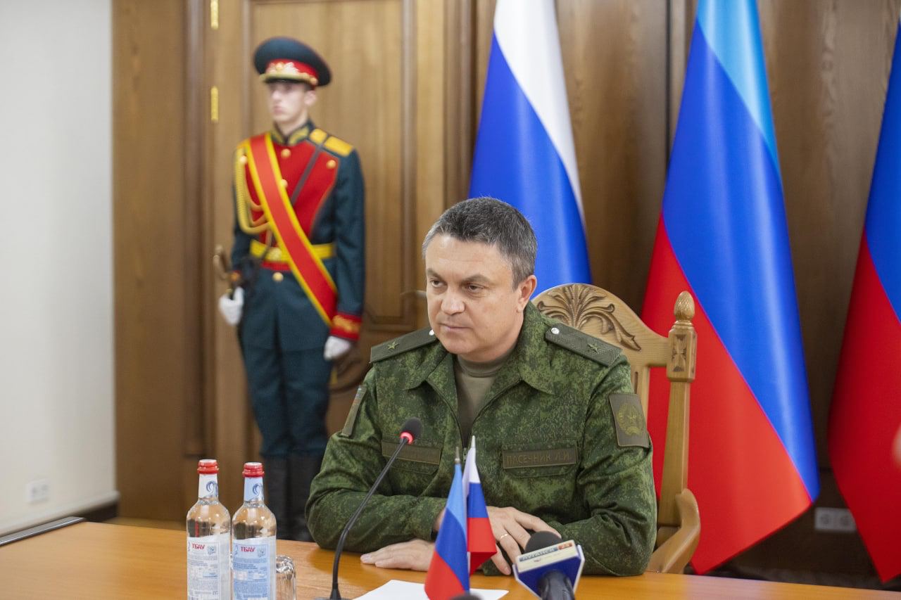 “ЛНР” та “ДНР” ухвалили нові “конституції”. Тепер народ напряму не буде обирати ватажків “республік”
