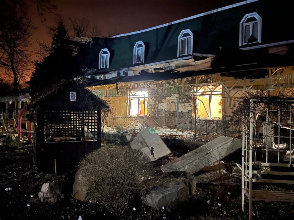 В Донецькому ресторані “Шеш-Беш” пролунав вибух. Колишній голова “Роскосмосу” Рогозін отримав поранення сідниць