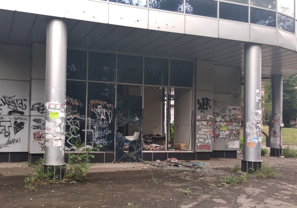 “Защитники” и “мирняк”. В Луганске жалуются на пьяных оккупантов