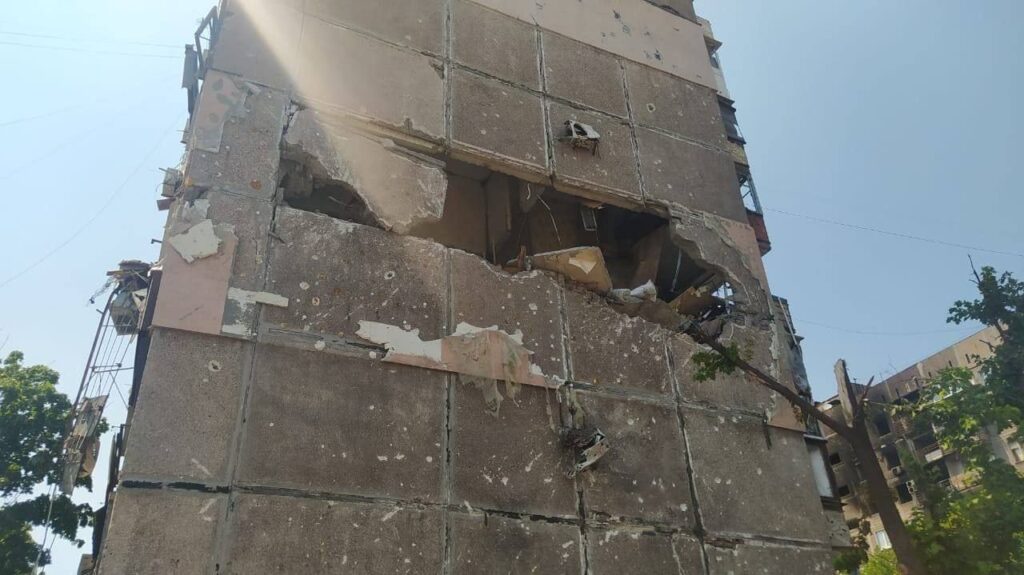 Дешево та сердито: у Маріуполі окупанти ремонтують дірки в стінах шматком брезенту