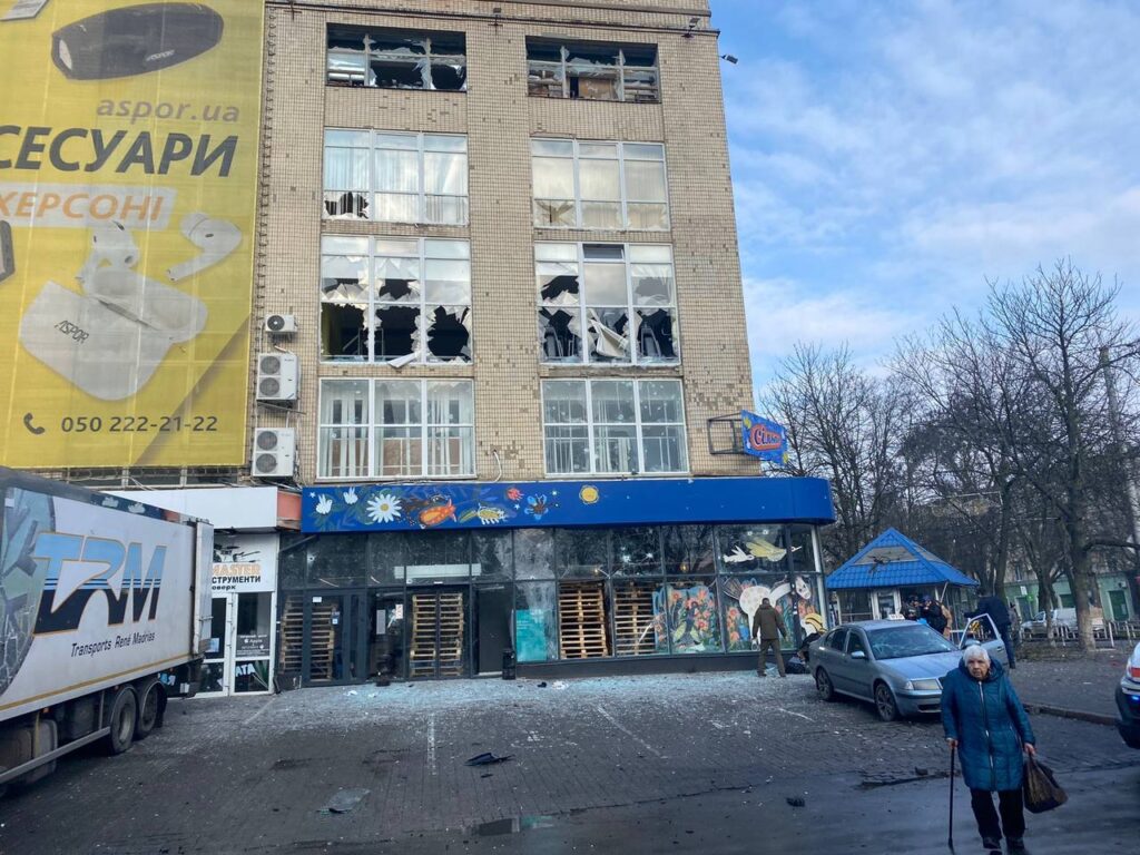 У Херсоні 10 людей загинули та ще майже 70 дістали поранення внаслідок російського обстрілу