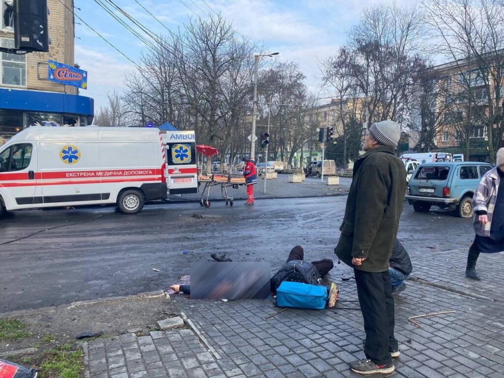 У Херсоні 10 людей загинули та ще майже 70 дістали поранення внаслідок російського обстрілу