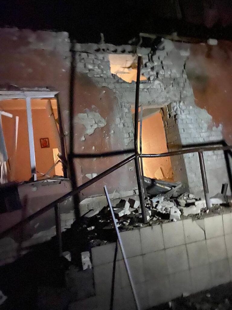 Окупанти обстріляли пологовий будинок у Херсоні, у ньому ледь не загинули п’ять породіль