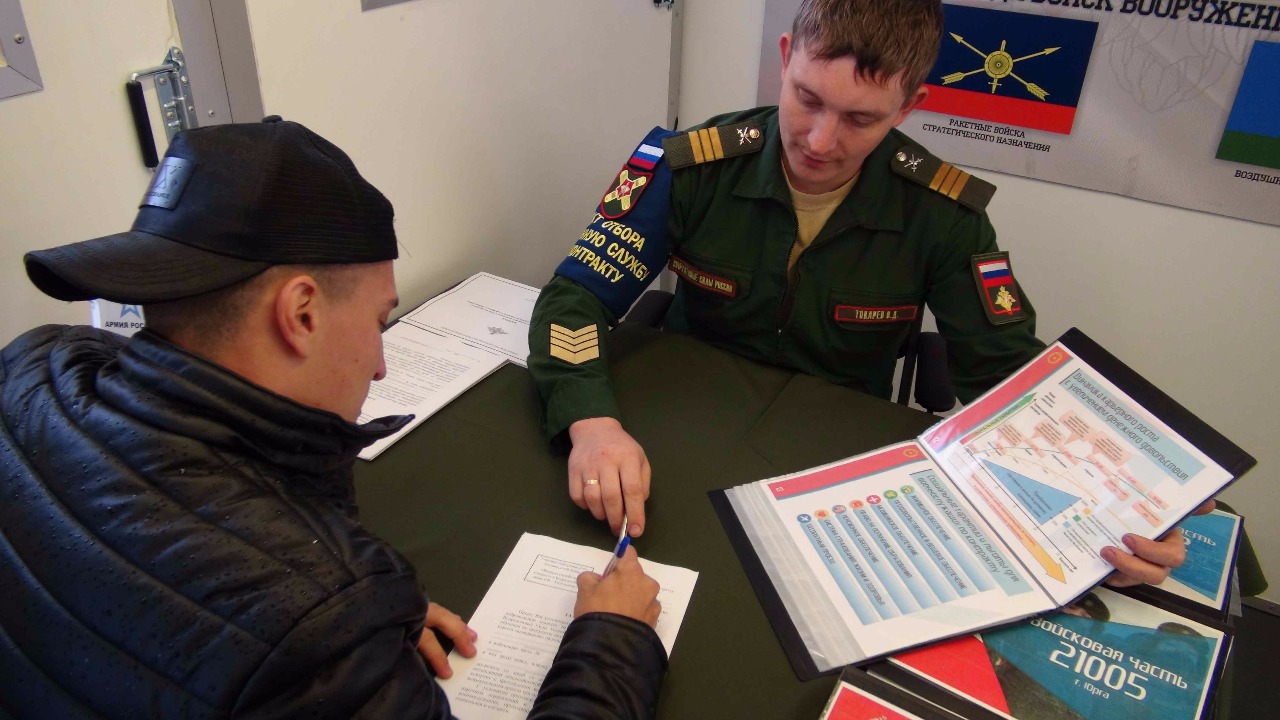 Росіяни вербують до себе в армію безробітних жителів окупованих територій