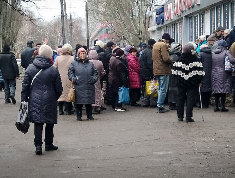 У Маріуполі окупанти знову змушують людей мерзнути в чергах, на цей раз щоб отримати пенсії