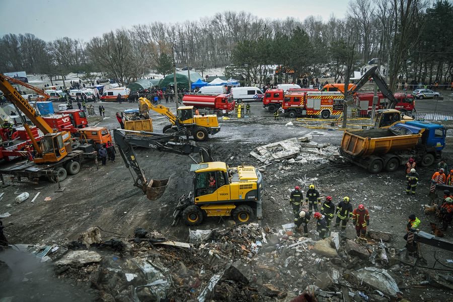 Рятувальні роботи на місці влучання російської ракети у Дніпрі завершено. Відомо про загибель 45 людей