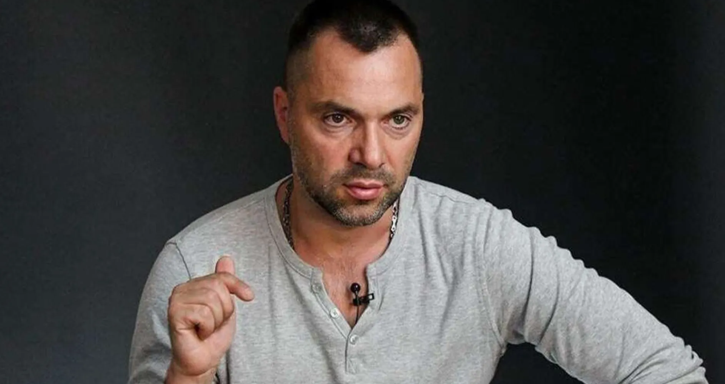 Відставка Арестовича. Офіс президента задовільнив заяву позаштатного радника