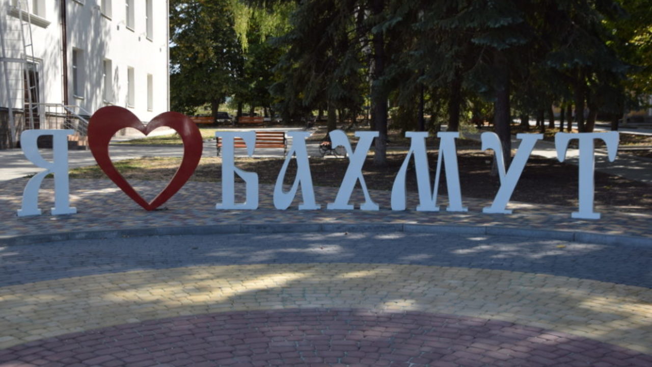 Донецькі пропагандисти намагалися перейменувати Бахмут, але “декомунізували” Кадіївку та Хрустальний