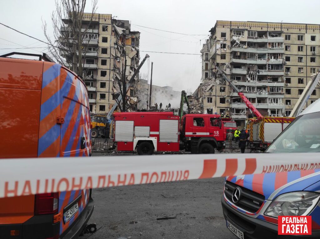 Ракетна атака на Дніпро. Що відбувається на місці злочину РФ на другий день. Репортаж з місця подій