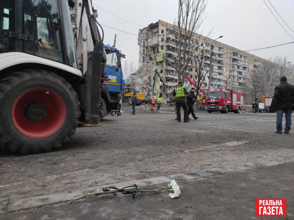 Ракетна атака на Дніпро. Що відбувається на місці злочину РФ на другий день. Репортаж з місця подій