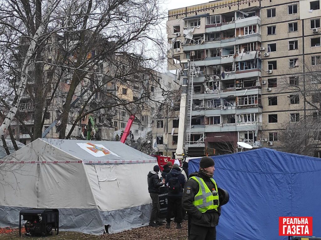 Ракетна атака на Дніпро. Що відбувається на місці злочину РФ на другий день. Репортаж з місця подій
