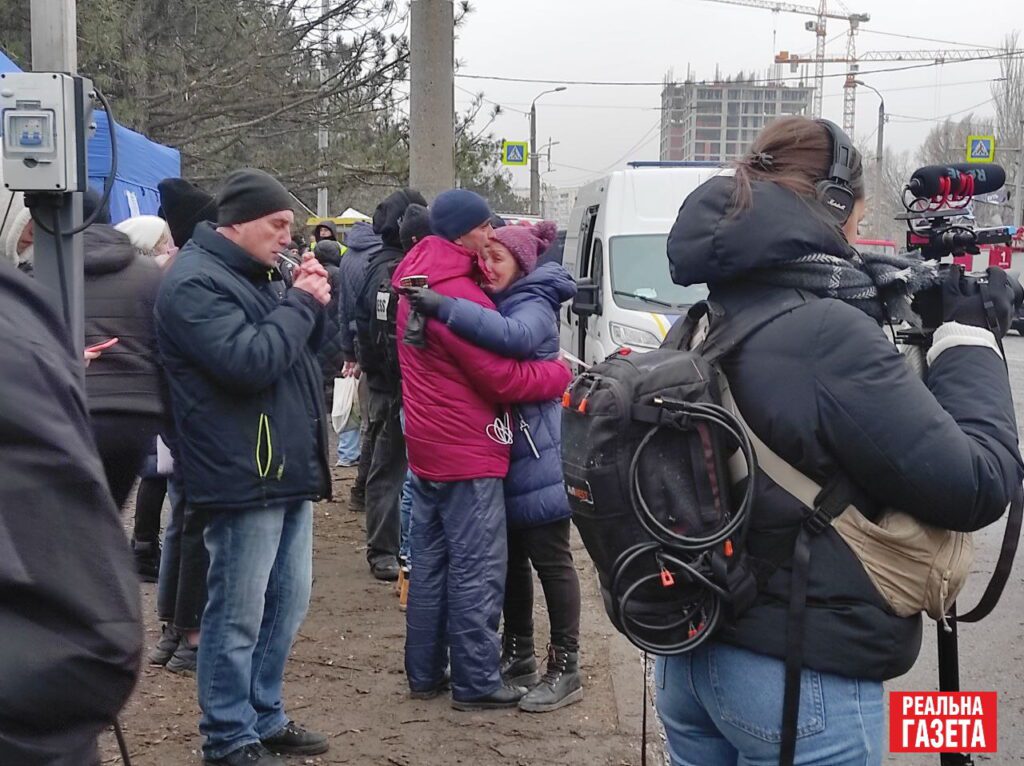 Ракетна атака на Дніпро. Що відбувається на місці злочину РФ на другий день. Репортаж з місця подій