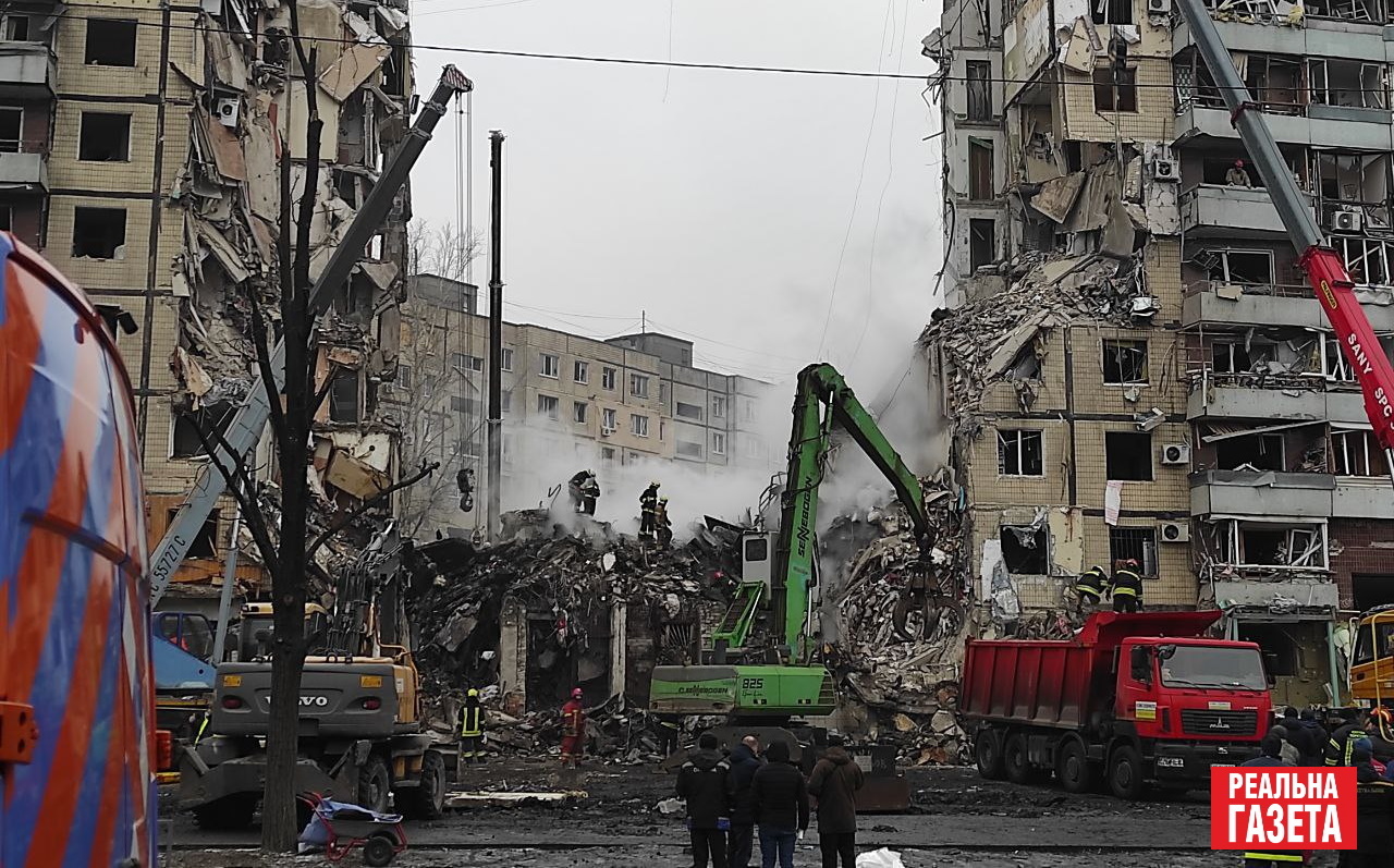 Ракетна атака на Дніпро. Що відбувається на місці злочину РФ на другий день. Репортаж з місця подій