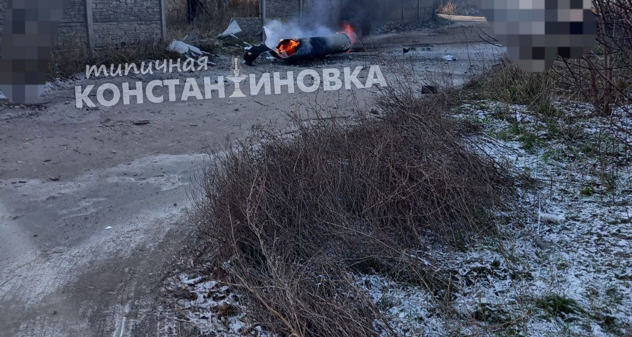 Жителі Костянтинівки викладають у соцмережі фотографії уламка ракети