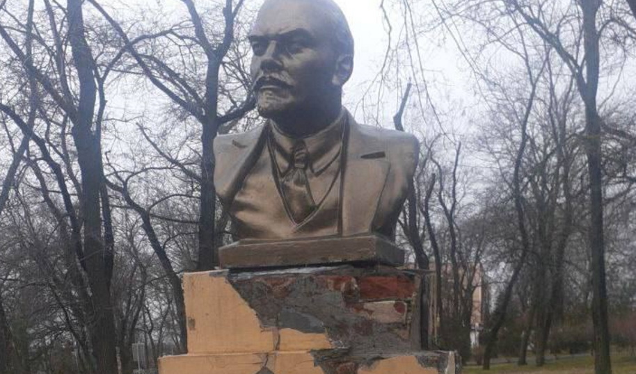 Окупанти у Маріуполі встановили погруддя Леніну, але не змогли відремонтувати постамент