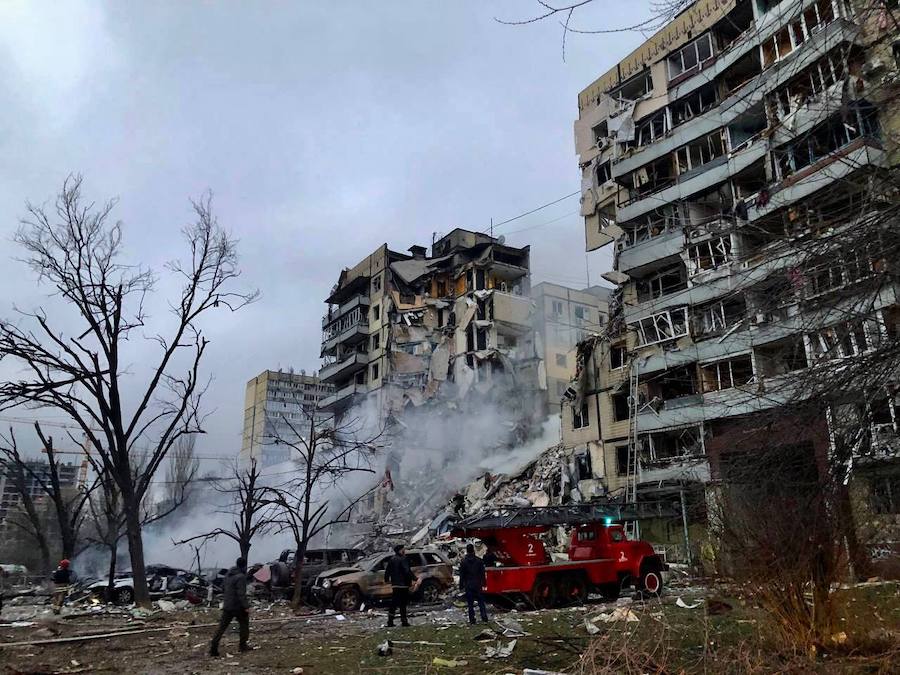 Зруйновано цілий під’їзд, під завалами люди. Росія завдала ракетного удару по житловому будинку в Дніпрі