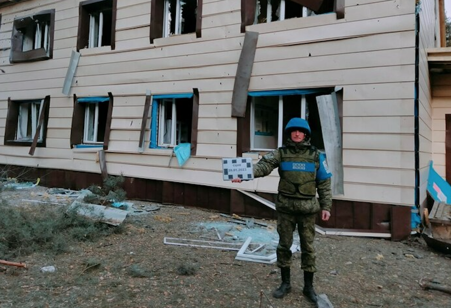 Окупанти заявили про “обстріл” лікарні в Новоайдарі, Гайдай каже про потрапляння в шпиталь російських військових