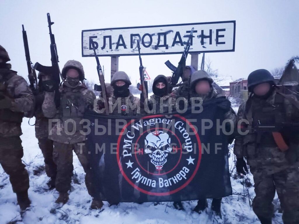 Що відбувається у Благодатному? “Вагнеровці” фотографуються біля вказівника, Генштаб заперечує втрату селища