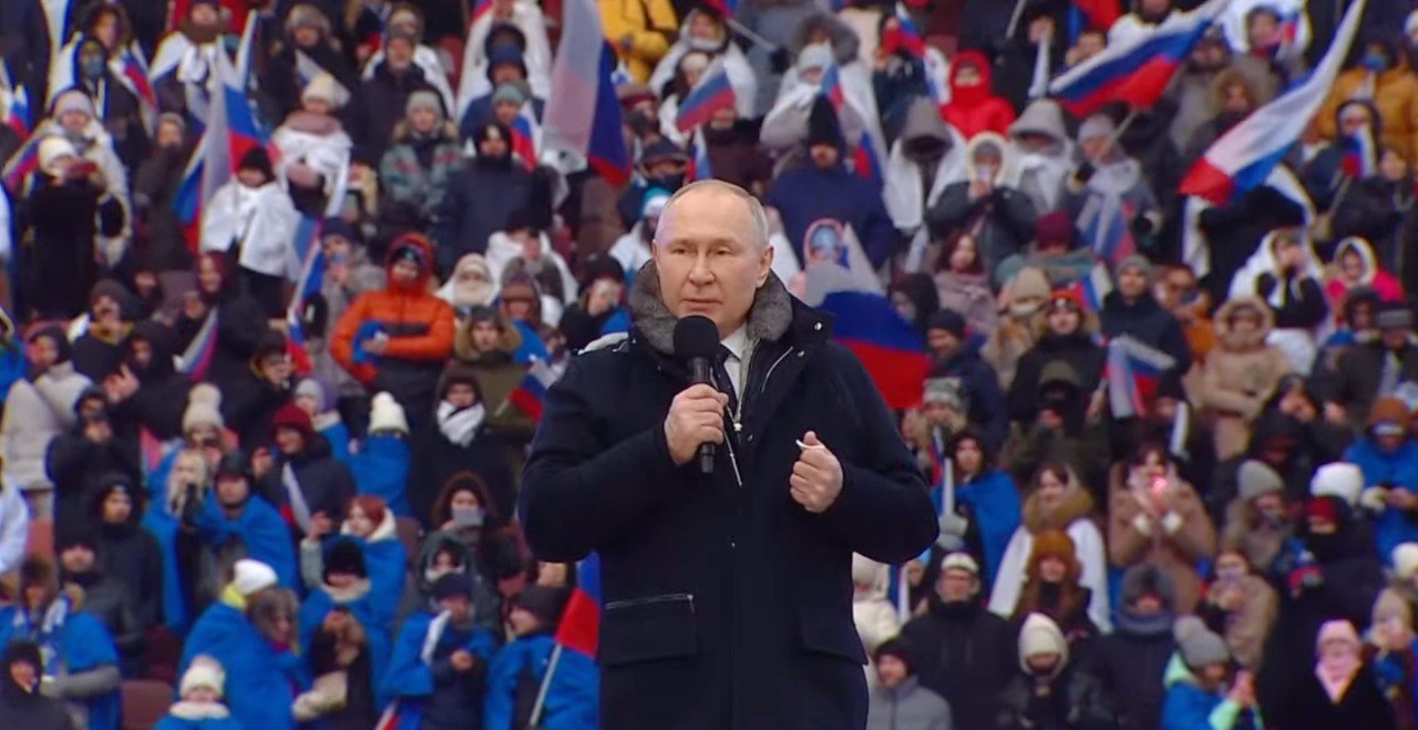 Путін прийшов на стадіон “Лужники” розповісти про бої на “історичних рубежах” та покричати “ура”