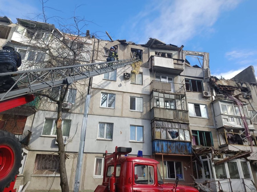 Понад 10 постраждалих, є люди під завалами. Окупанти зі “Смерчу” обстріляли Покровськ Донецької області