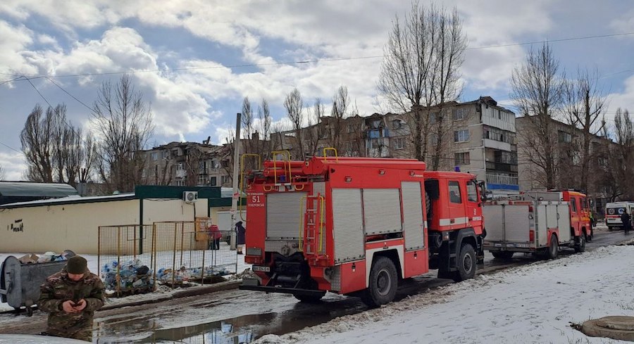 Понад 10 постраждалих, є люди під завалами. Окупанти зі “Смерчу” обстріляли Покровськ Донецької області