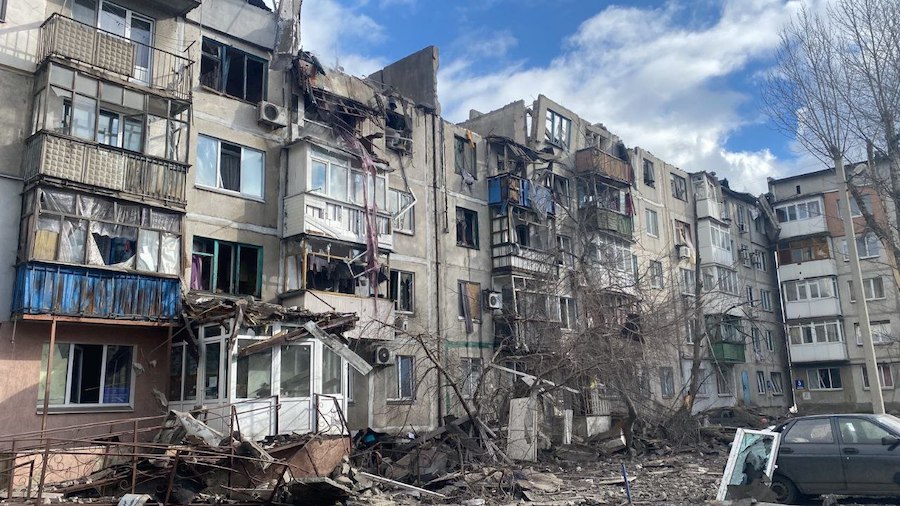 Понад 10 постраждалих, є люди під завалами. Окупанти зі “Смерчу” обстріляли Покровськ Донецької області