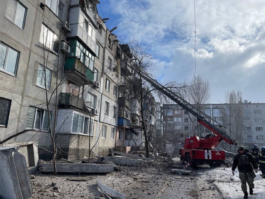 Понад 10 постраждалих, є люди під завалами. Окупанти зі “Смерчу” обстріляли Покровськ Донецької області
