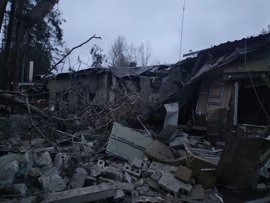 Один рятувальник загинув, є поранені. Окупанти завдали ракетний удар по пожежній частині в Донецькій області
