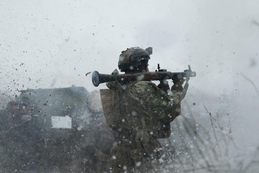 Горить, палає, техніка ворожа. ЗСУ показали наслідки танкової атаки окупантів поблизу Кремінної