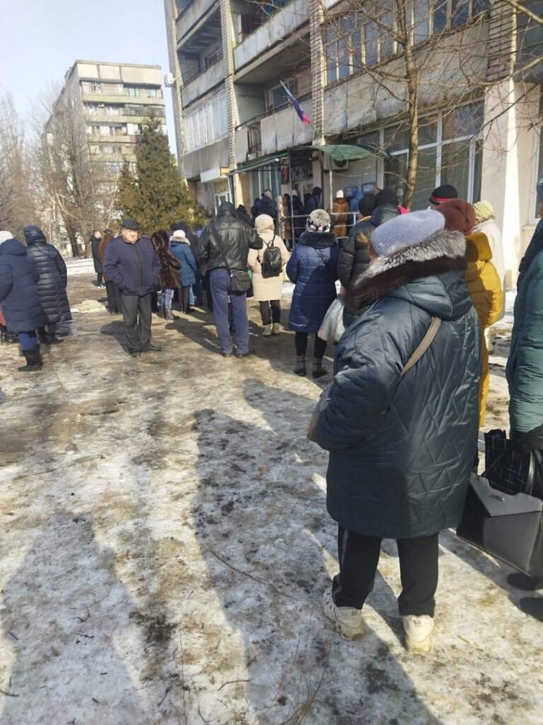 Жителі окупованої Луганщини не можуть зняти готівку. Банкоматів мало і вони порожні