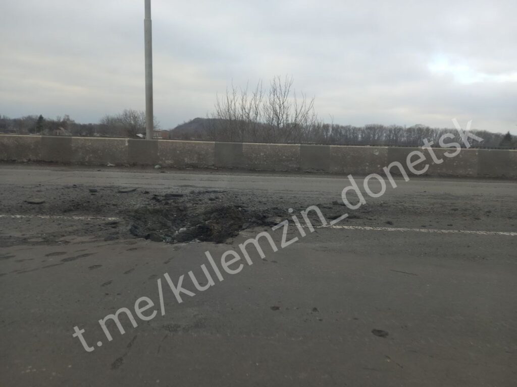 В “ДНР” заявили про влучання у Петровський міст. Опубліковане відео “прильоту”