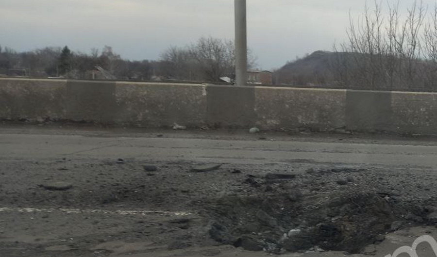 В “ДНР” заявили про влучання у Петровський міст. Опубліковане відео “прильоту”
